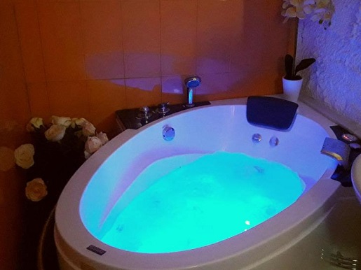 Foto del Estudio con bañera de hidromasaje donde tienes un gran jacuzzi para relajarte.