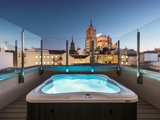Foto del Jacuzzi Exterior que puedes disfrutar en la terraza de Habitación Doble Superior con terraza y jacuzzi y con vistas a la ciudad de Madrid.