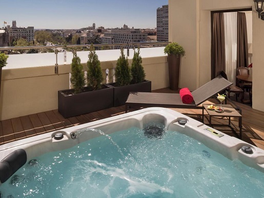 Foto del jacuzzi privado que hay en la terraza de la Suite Ático Red Level donde puedes disfrutar de un jacuzzi con vistas a la ciudad de Madrid.