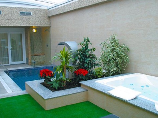 Foto de la piscina privada y jacuzzi privado que tienes a tu disposición en la habitación con terraza exterior.