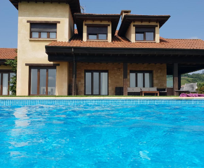 Foto de Villa Casa de Ortiz tomada desde la piscina donde se observa la villa
