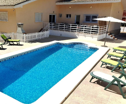 Foto de Villa Montesol donde se aprecia la zona de la piscina y parte exterior de la villa