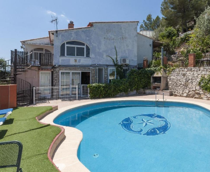 Foto de villa Pedraviva donde se observa su bella piscina y parte de la villa