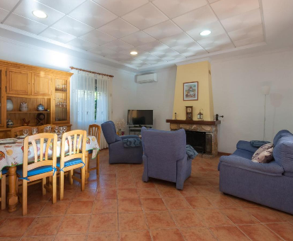 Foto de Villa Portillet donde se puede apreciar su sala de estar y comedor interior