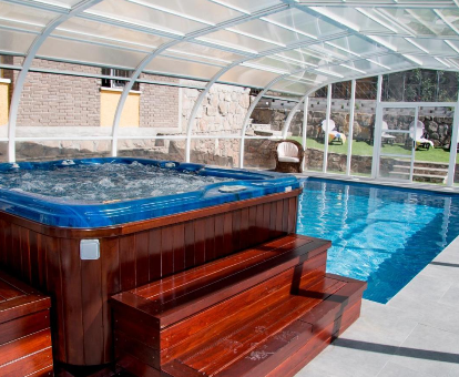 Foto de la piscina cubierta climatizada con jacuzzi