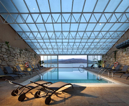 Foto de la piscina cubierta climatizada con vistas