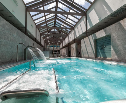 foto de la piscina cubierta con zona de hidromasaje