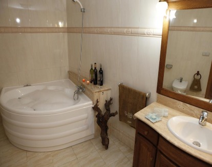 La Casa Rural Magnanimvs ofrece una bañera de hidromasajes que junto con su decoración clasica brinda ese ambiente romantico que muchas parejas buscan