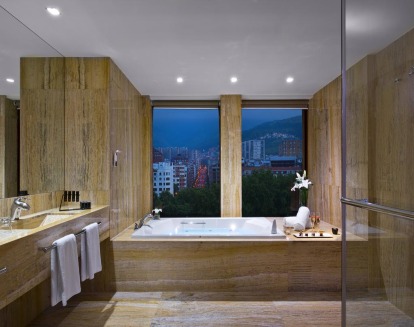 Una bañera hidromasaje del Hotel Meliá Bilbao para disfrutar al completo de tu día con un relajante baño