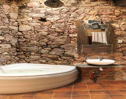 Foto de baño privado de hotel estilo rustico con bañera de hidromasaje de forma circular de este hotel