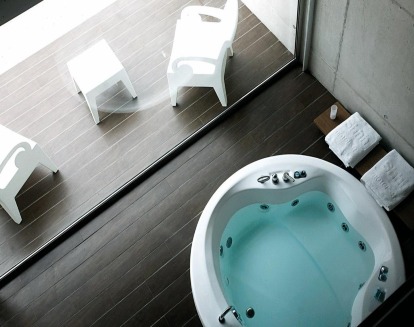 La bañera de hidromasaje del Hotel Shhh es la parte favorita de sus huéspedes debido a que su habitación junta una hermosa decoración minimalista y una ambientación que brindan un aire de tranquilidad