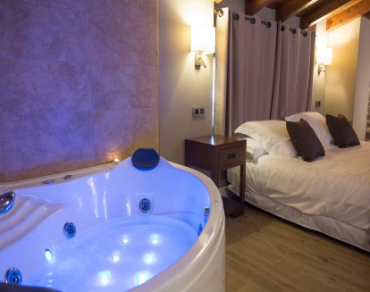 Una bañera de hidromasaje privada del Osabarena Hotela para tus noches intimas