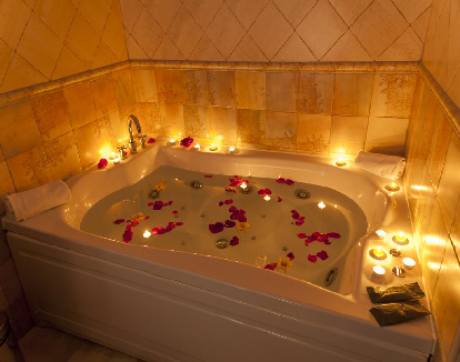 suite romantica con hermosa bañera de hidromasaje para 2 en un hotel en Carranque, Toledo