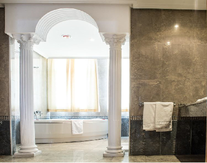 baño de habitacion tipo doble superior con una bañera de hidromasajes en un hotel en Miajadas, Cáceres