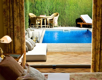 Foto de la Suite con piscina privada donde se puede acceder a la piscina desde la puerta de la habitación a un jardín con total intimidad para bañarte,