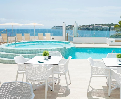 Foto de la piscina con jacuzzi y las bellas vistas en el Hotel HSM Sandalo