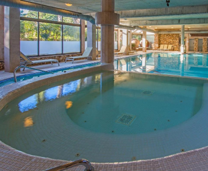 Foto de la espectacular piscina con jacuzzi en el Hotel Eden Roc Mediterranean