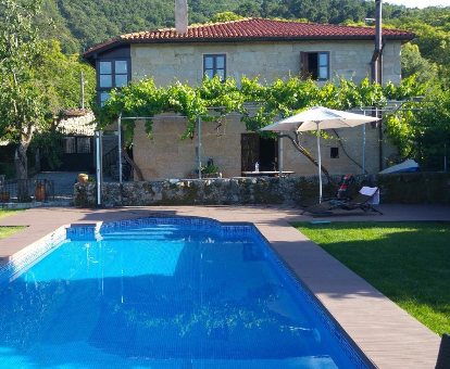 Foto tomada desde la piscina de San Andrés Ribeira Sacra donde se observa parte de la villa
