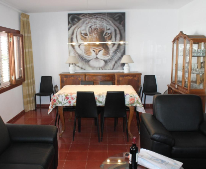 Foto de Villa Can Mosseyer donde se puede ver parte del comedor y sala de estar
