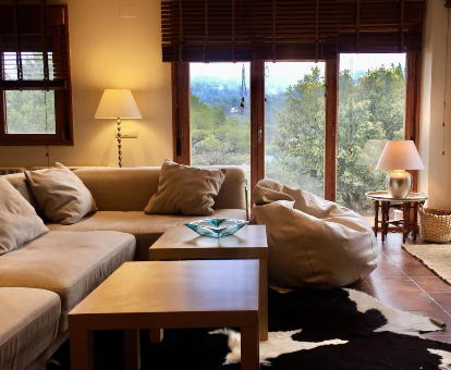 Foto de Villa Casa Rural Lago Bolarque donde se observa su sala de estar