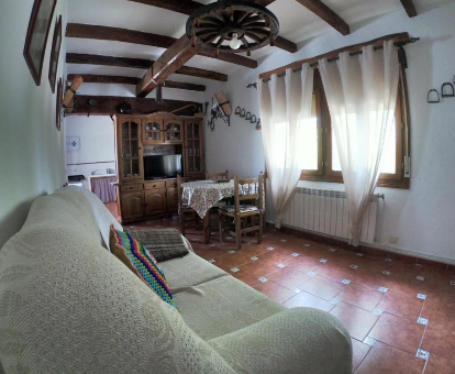 Foto de Villa casa rural Pernales donde se observa su sala de estar
