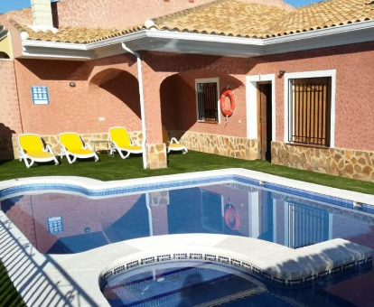 Foto de la zona de la piscina en Villa casa rural Puente del Segura
