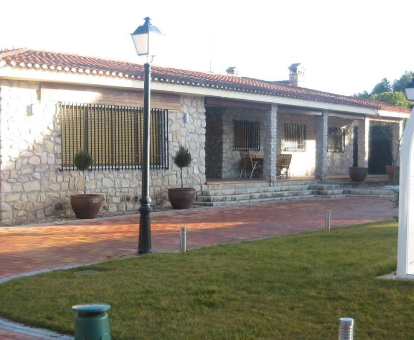 Foto de la entrada a Villa Chalet Los Chopos