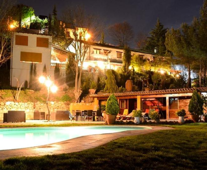 Foto de Villa Cortijo La Julia llegada la noche, donde se observa la zona de la piscina