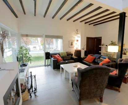 Foto de la amplia sala de estar de villa El Campillo