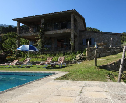 Foto de Villa el Pinarejo donde se ve la zona de la piscina