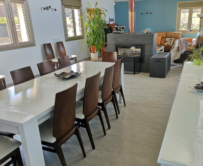 Foto del comedor y sala de estar de Villa El Rincon de La Higuera