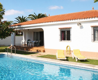 Foto de Villa holiday Home maría Dolores donde se ve la terraza y parte del área de la piscina