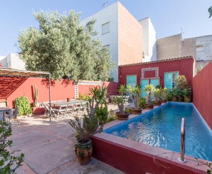 Foto de la zona exterior de Villa Lupita donde se observa su piscina privada y patio