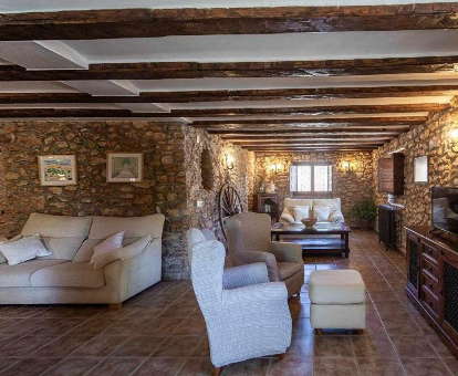 Foto de la amplia sala de estar de Villa Mas de les Garroferes