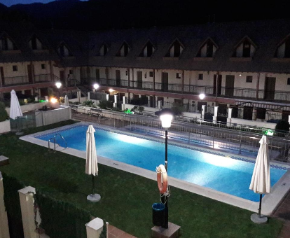 Foro desde el balcón de Villa Sierra de Cazorla donde se puede ver la zona de la piscina y las villas