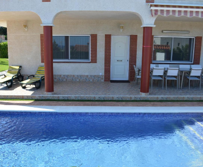 Foto de Villa Cunit, donde se puede ver el comedor externo, zona de descanso y la piscina