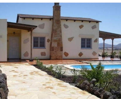 Foto de Villas La Fuentita donde se aprecia la entrada al lugar y parte de la piscina