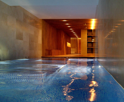 Foto de la piscina climatizada con areas de relax