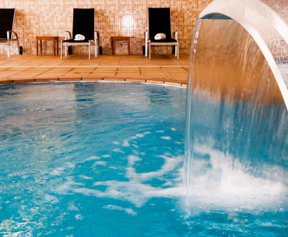 Foto de la piscina climatizada con cascada de agua