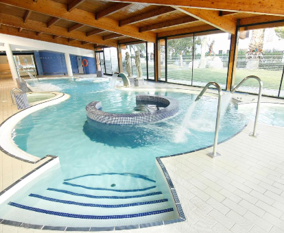 Foto de la piscina climatizada con chorros de agua y zona de hidromasaje
