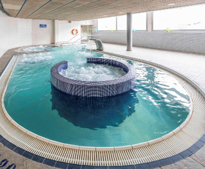 Foto de la piscina climatizada con jacuzzi