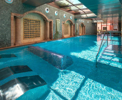Foto de la piscina climatizada con zona de relax