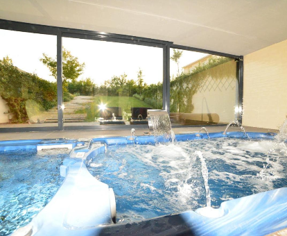 Foto de la piscina cubierta con chorros y cascadas de agua