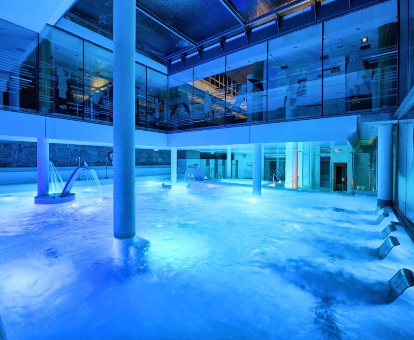 Foto de la piscina cubierta con chorros de agua y zona de relax