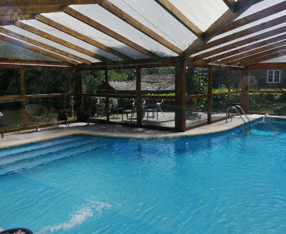 Foto de la piscina cubierta climatizada con vistas al jardín