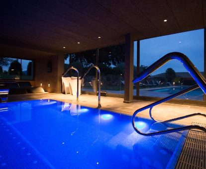 Foto de la piscina cubierta climatizada con chorros de agua 