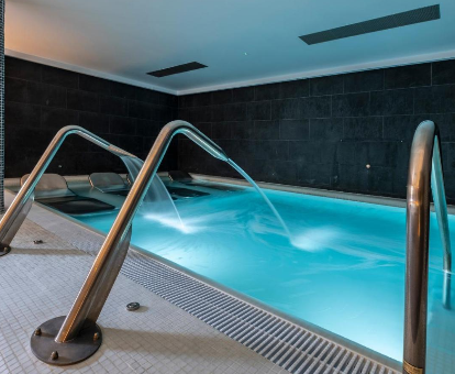 Foto de la piscina cubierta climatizada con chorros de agua zona de relax