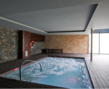 Foto de la piscina cubierta climatizada con hidromasaje