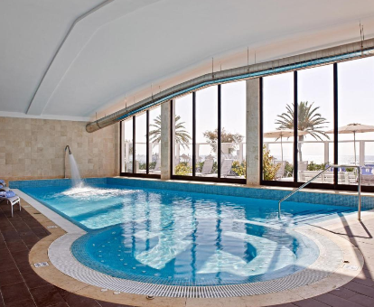 Foto de la piscina cubierta climatizada con hidromasaje y luz natural
