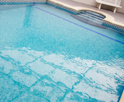 Foto de la piscina cubierta climatizada con luz natural